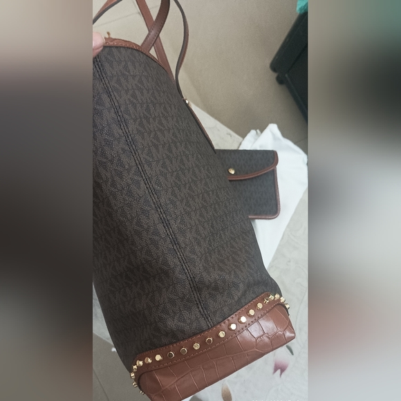 Authentic Michael Kors Eva Tote and Pouch - Picture 4 of 11